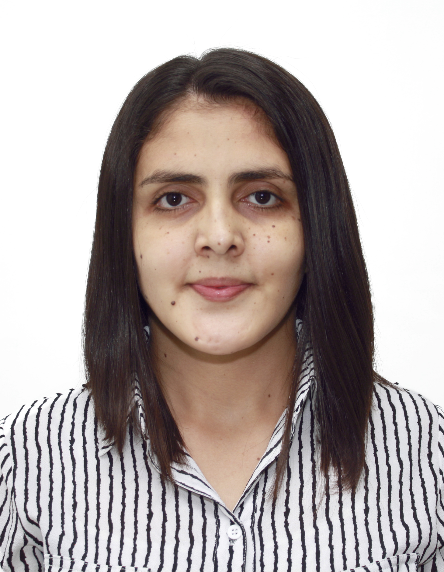 Fotografía tipo retrato de una mujer frente a un fondo blanco, utilizada como imagen profesional para el sitio web.